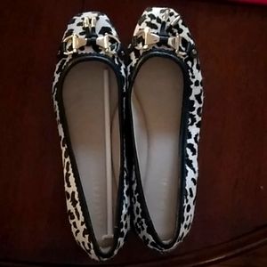 Aerosol flats. Black and white print Size 9. Never worn. Comes with no box.